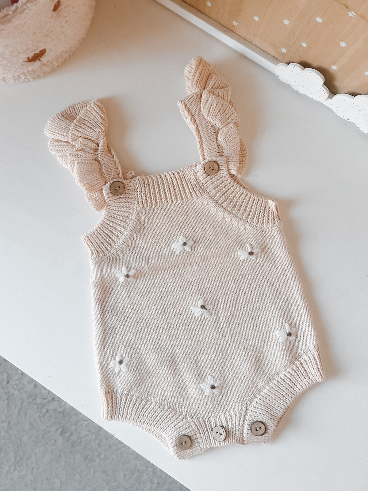 Fofo Dreamy Flower – Fofo de Malha para Bebé com Flores e Folhos