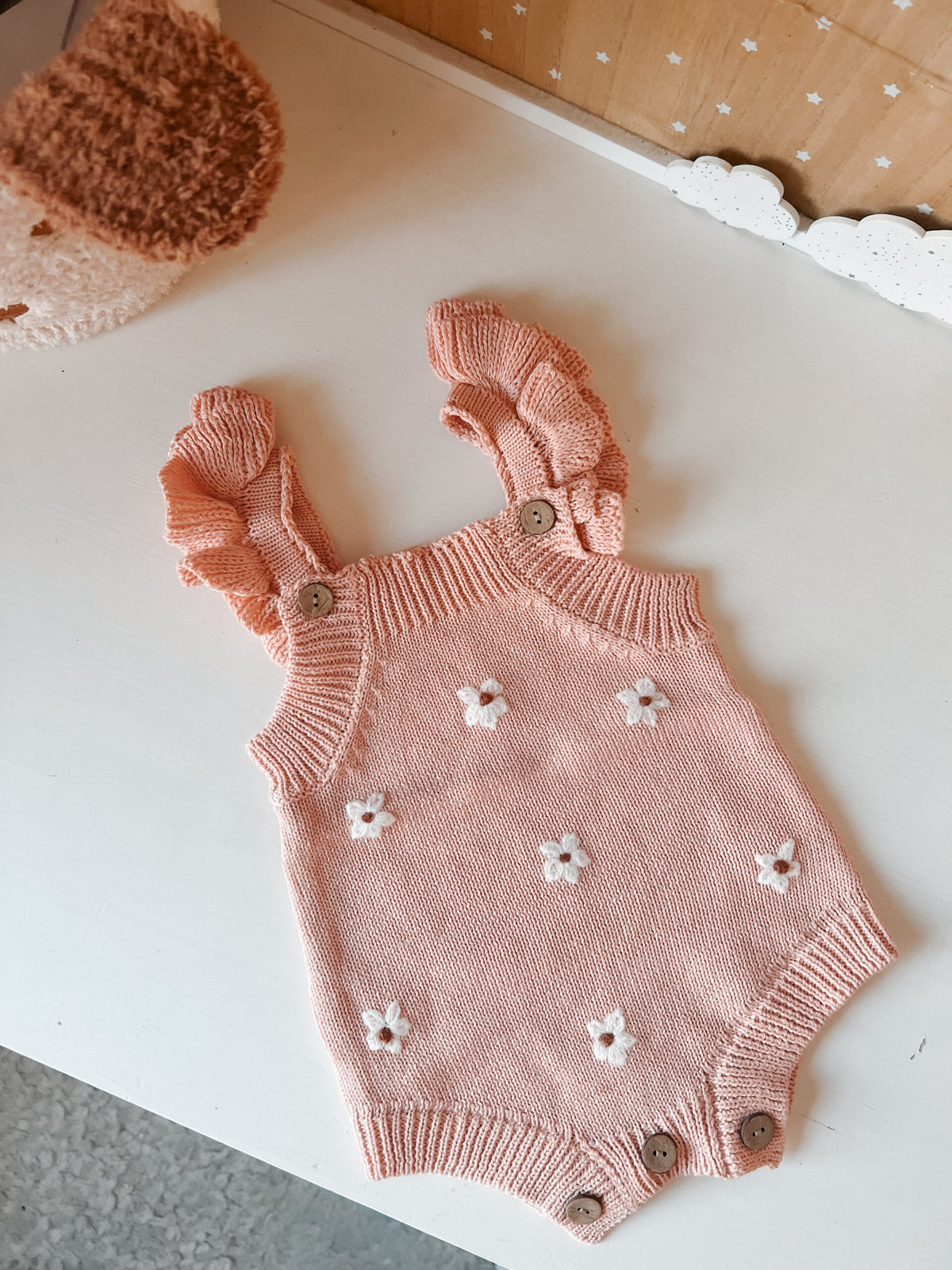 Fofo Dreamy Flower Rosa – Fofo de Malha para Bebé com Flores e Folhos