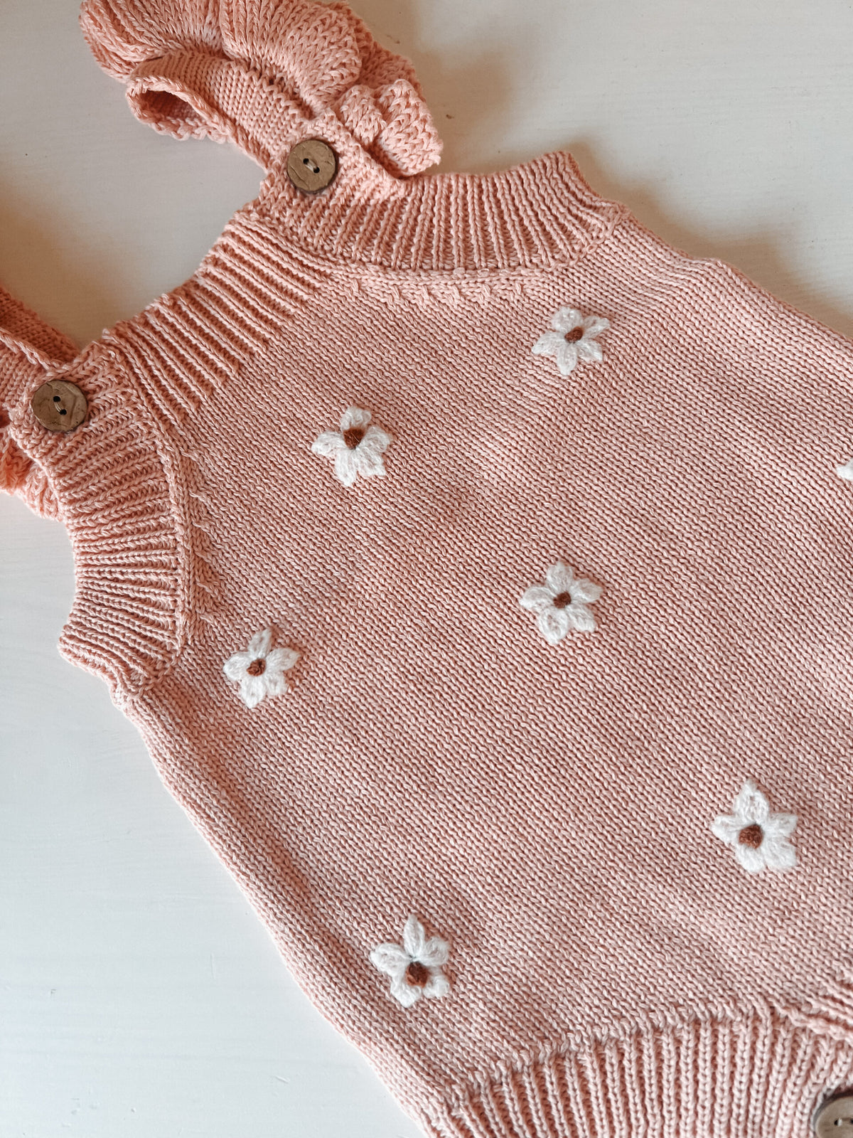 Mameluco Dreamy Flower Rosa – Mameluco de punto para bebé con flores y volantes