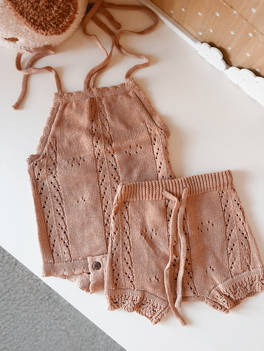 Conjunto Little Cloud Castanho – Top e Calções de Malha para Bebé