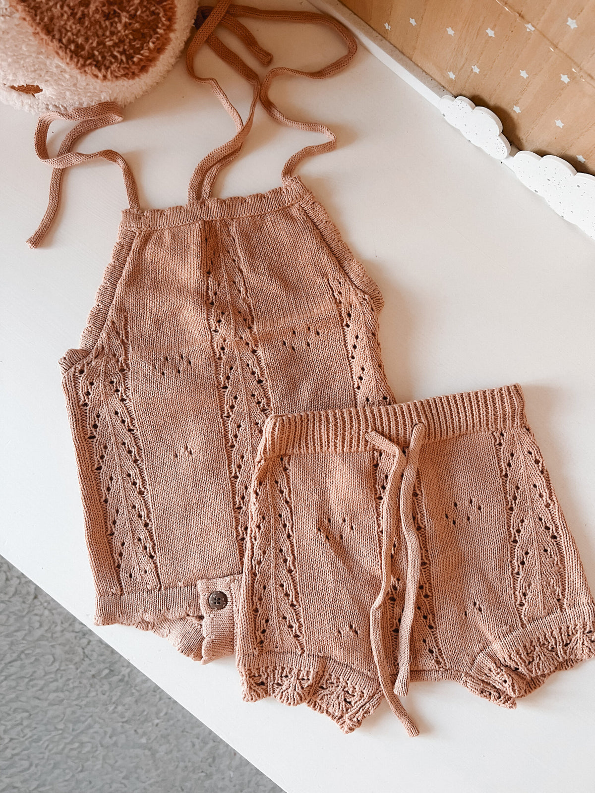 Conjunto Little Cloud Castanho – Top e Calções de Malha para Bebé
