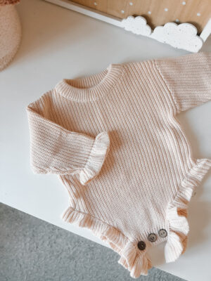 Fofo Cozy Ruffles – Fofo de Malha para Bebé com Folhos