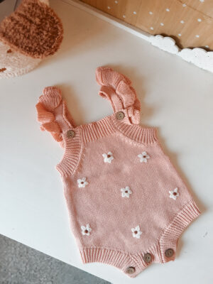 Fofo Dreamy Flower Rosa – Fofo de Malha para Bebé com Flores e Folhos