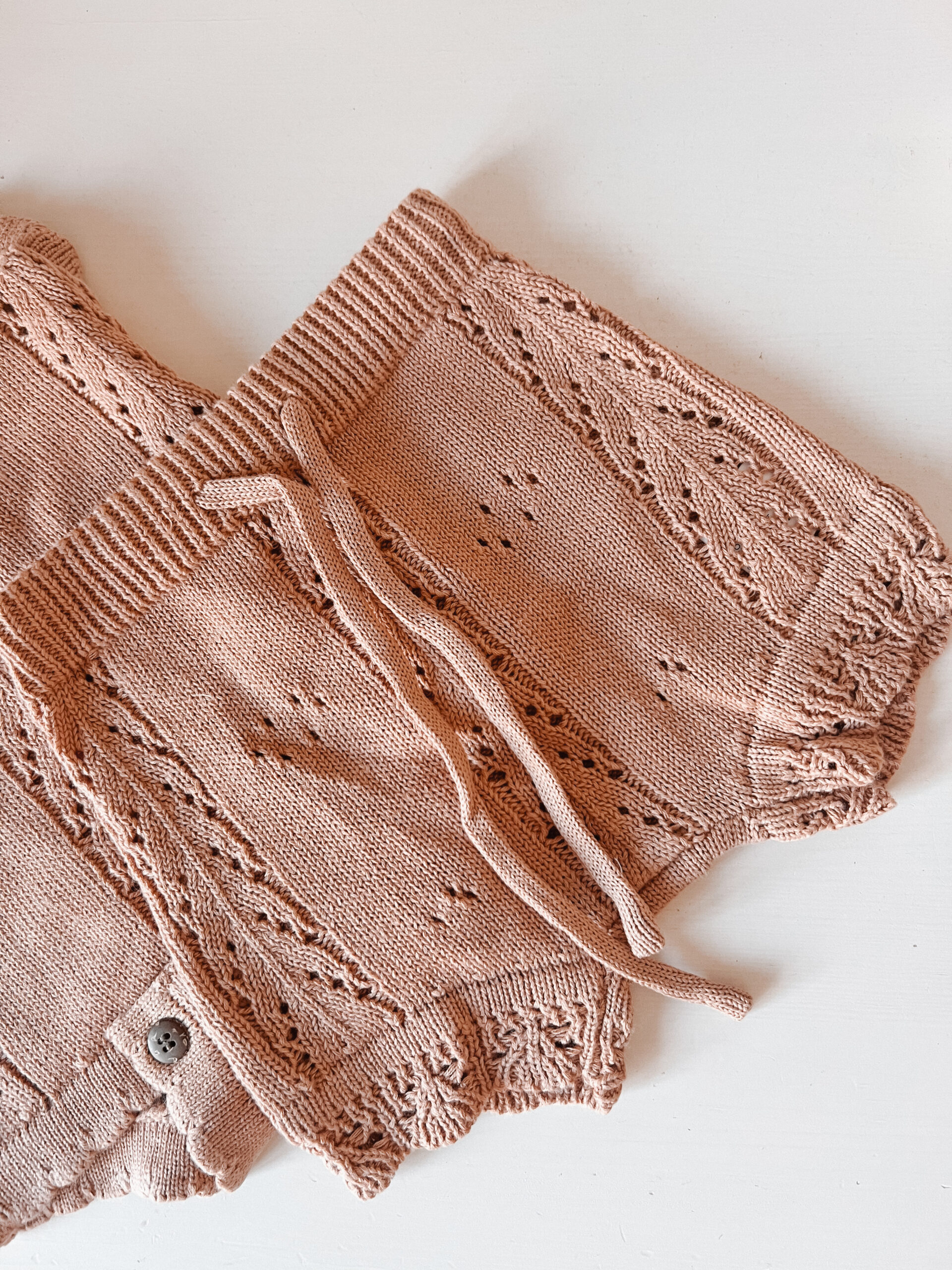 Conjunto Little Cloud Castanho – Top e Calções de Malha para Bebé - Imagen 3